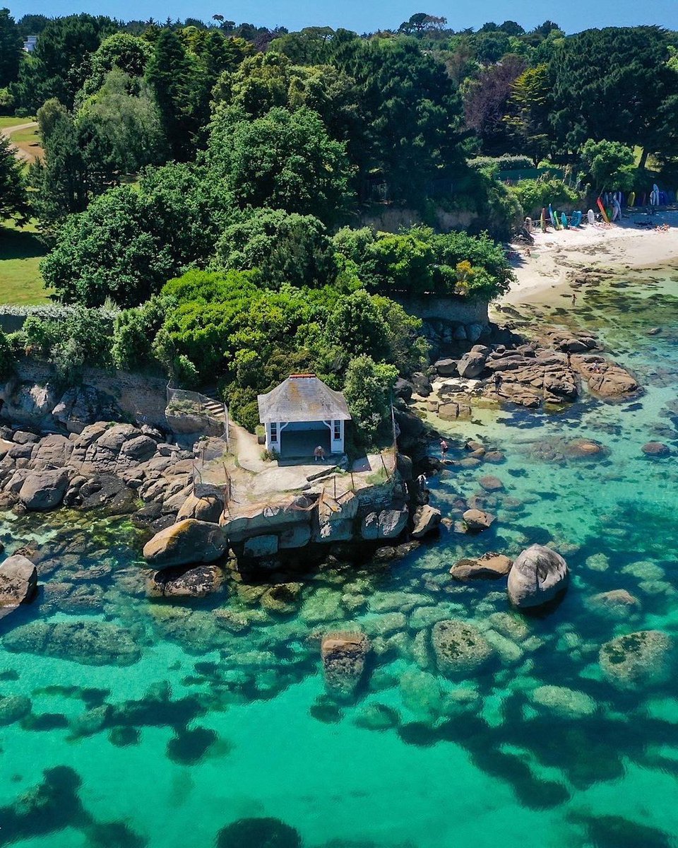 🇫🇷 Les eaux turquoises de Beg Meil, en Bretagne ! 
☀️ Très bonne journée à tous ! 🍀 💛

📸 : anthony_bdls