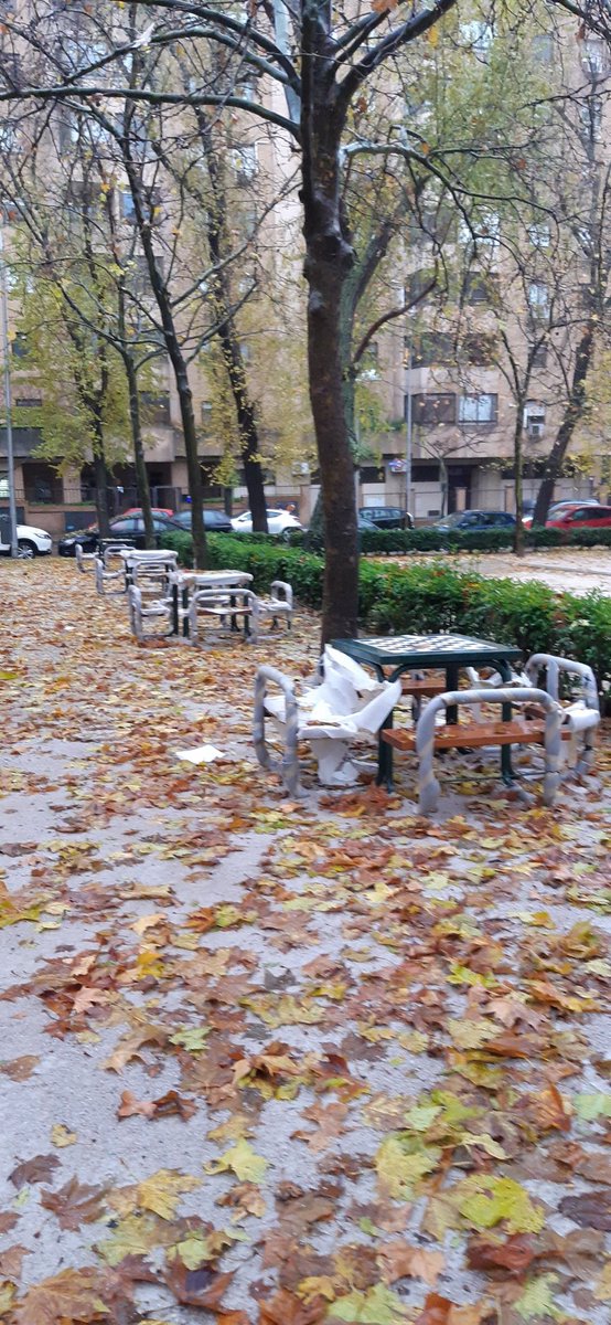 zerepafar's tweet photo. Parque Fermín Caballero 88: 8 meses inutilizado por obras (menores), 2 meses de retraso... Digo yo que tiempo ha habido para quitar los protectores de los bancos/mesas. Sé que es un detalle, pero que dice mucho. Más importante es cómo está la acera del perímetro #Peñagrande https://t.co/jj7QJcezEi