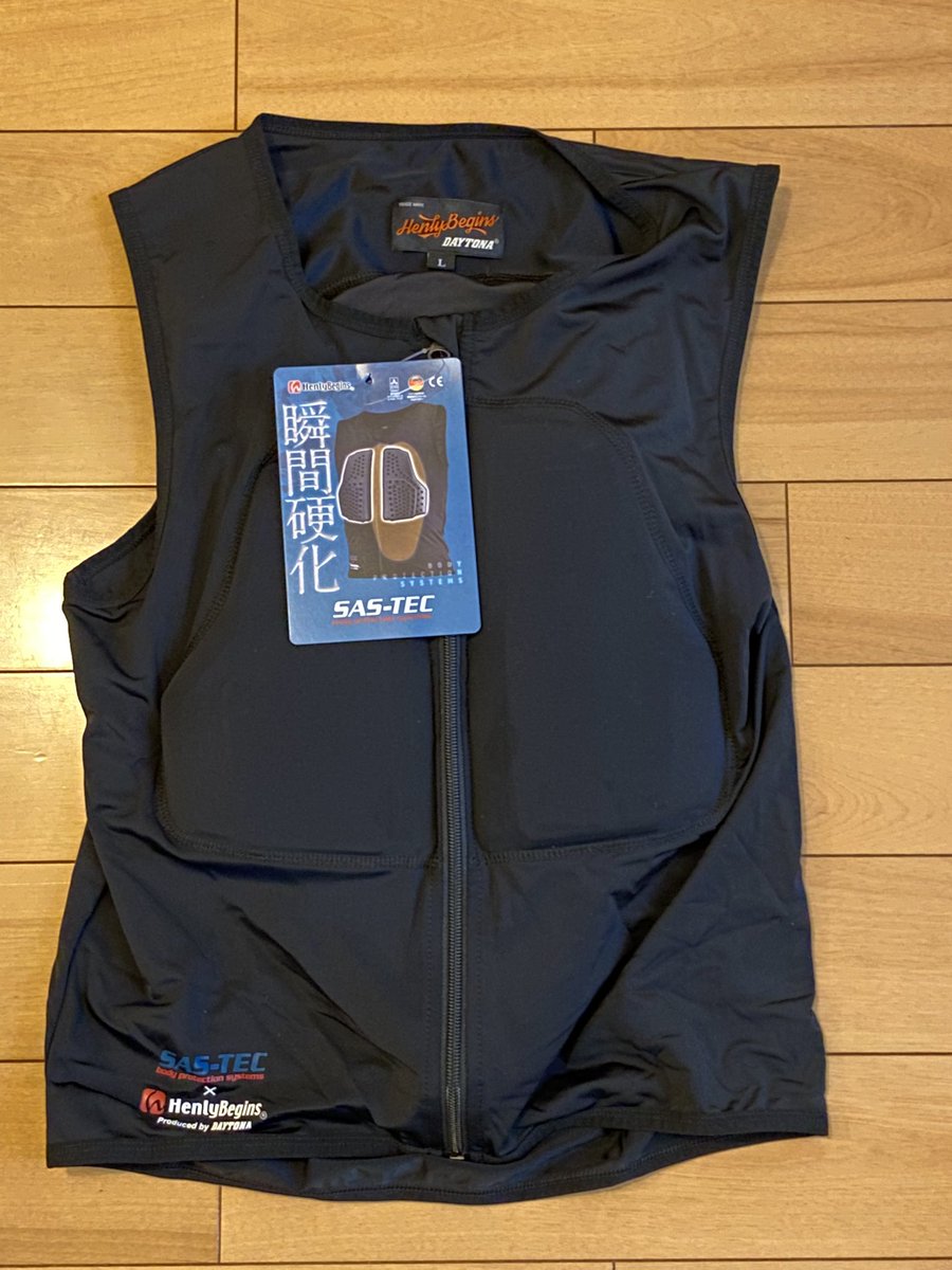 snow_and_star's tweet photo. ロードバイク用にデイトナのプロテクター買った。明らかに外からわかるけど、まあプロテクターだししょうがないと思える程度。元々ジャージが身体にフィットしてるものなので異物感は少ない。パッドは柔軟ながらもかなり硬いので、事故はもちろん旅先で暴漢に出会っても安心。 https://t.co/skDE2sUdfE