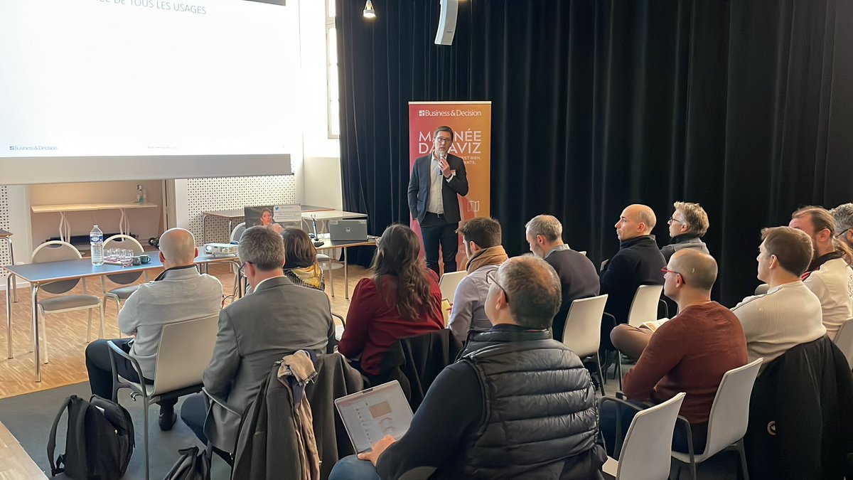 Présent aujourd’hui à la #matineebd niortaise pour écouter nos #dataartist évangéliser autour des sujets #dataviz !