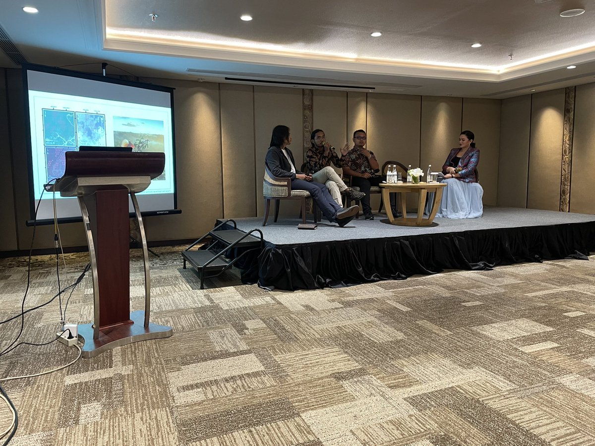Really interesting panel discussion as part of the #SET Project <a href="/hiig_berlin/">HIIG Berlin</a> on #digitaltechnologies for #rainforestprotection in Indonesia.
w/ Boge from UN Global Pulse Lab, Restu from <a href="/BorneoNature/">BorneoNatureFdn</a> and Kukuh from Koltiva. Introduction from @RHemsteede
