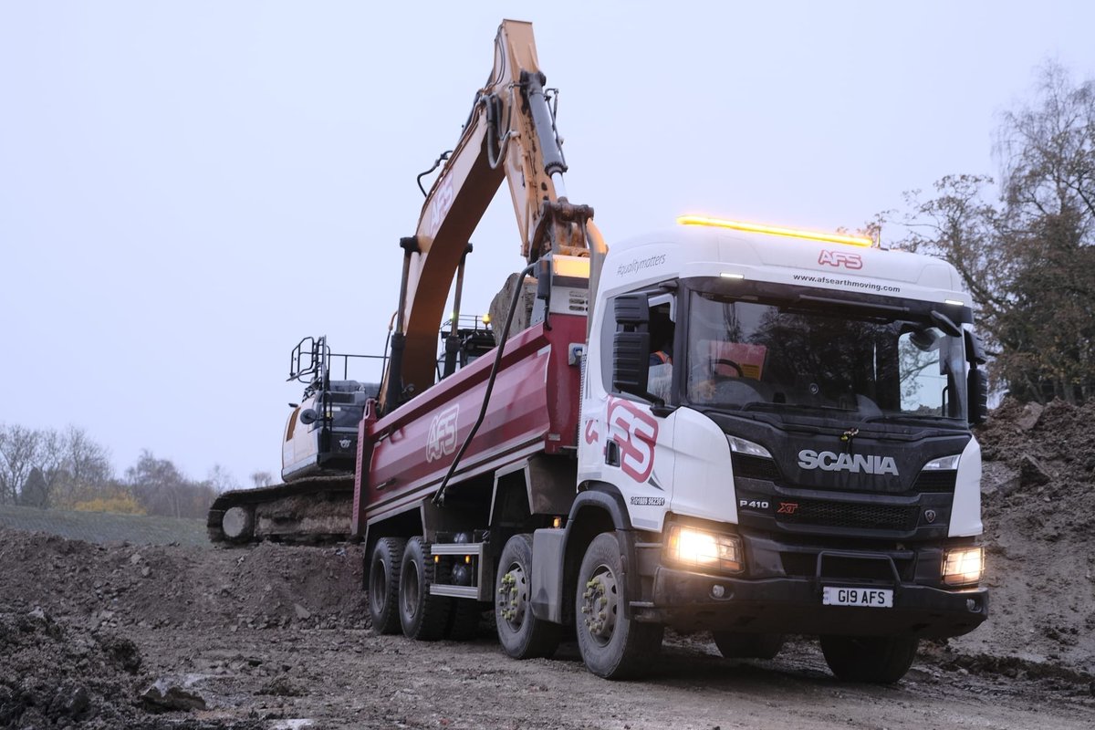 Overcoming challenging conditions on one of our Derbyshire sites to allow us to continue with the 10,000t Non-haz waste removal. Great work by the team to keep up production on a very tricky site.
#earthworks #disposal #muckaway