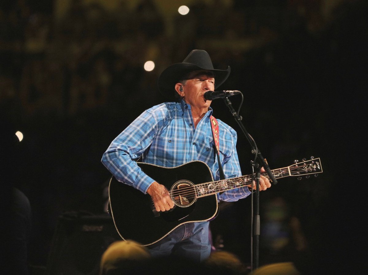 GeorgHarvey2's tweet photo. @GeorgeStrait "Anything can happen, so imagine it'll never end." #GiveItAllWeGotTonight

📸: Jill Trunnell https://t.co/6HK5doByRg