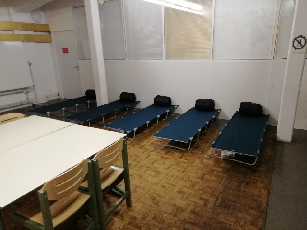 Grand #froid : la Mie de Pain pousse ses murs ! 

35 places ont été ouvertes hier dans des salles de réunion de l'association pour mettre à l'abri des personnes #sansabri orientées par les maraudes : 20 pour femmes, 15 pour hommes. 

#solidarité #misealabri #maraude #hébergement