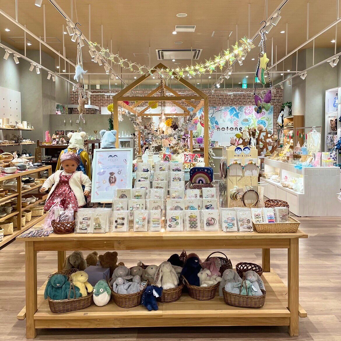 MimiandLulaJ's tweet photo. 🌟POPUP SHOP情報🌟
natane by hakka 有明ガーデン店
ベビーキッズ商品だけではなくかわいい生活雑貨等もお取扱のあるnatane by hakkaさん🌱MIMI&amp;LULA POPUP SHOP開催中です🎁
キラキラのラメたっぷりのヘアアクセサリーやリボンモチーフたちはクリスマスのプレゼントにもぴったりです❣️ https://t.co/TJmNvRgVF9
