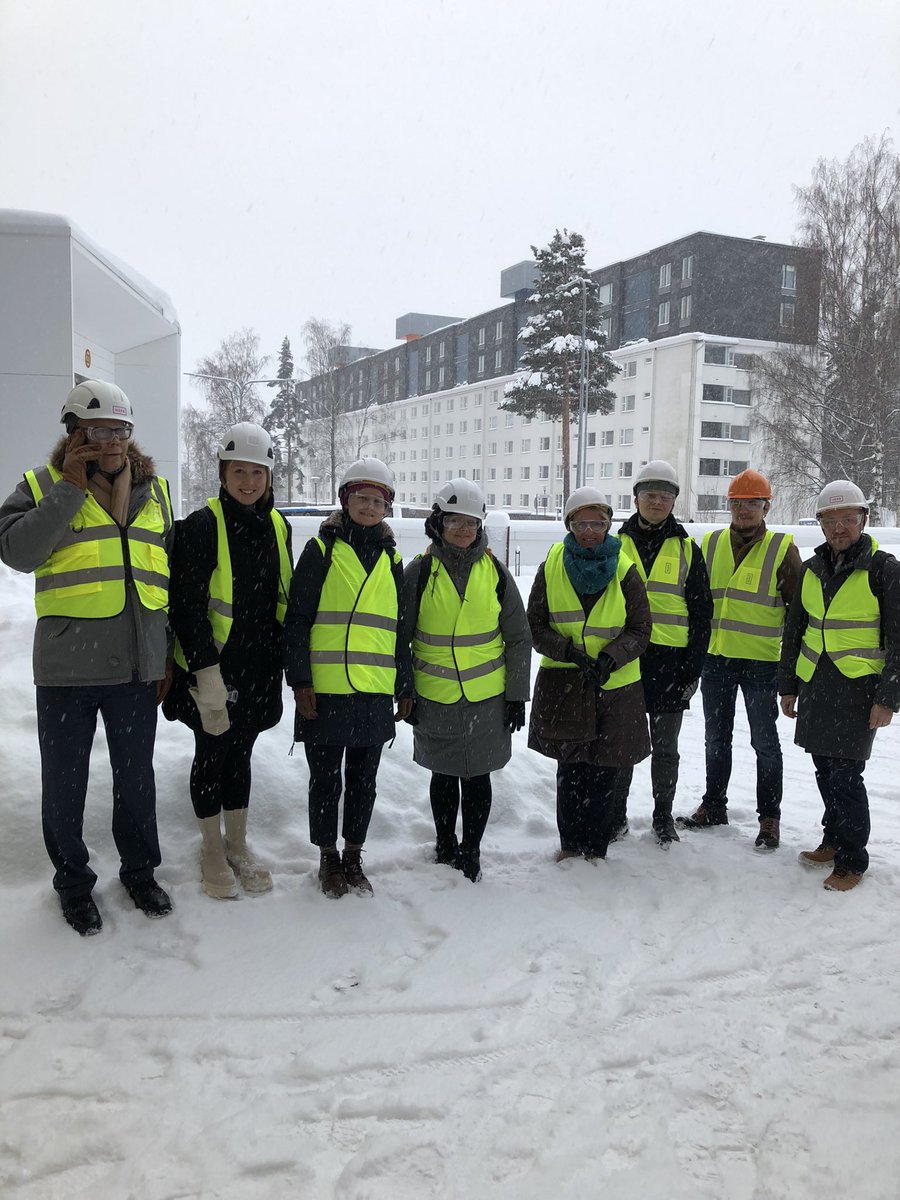Mediatilaisuuden vierailuosuus Hoasin opiskelija-asuntojen työmaalle starttaa. Varustus sopii mainiosti myös vallitsevaan säätilaan. Kiitos <a href="/helsinki/">Helsingin kaupunki</a>, Hoas ja Myllypuro-seura aamun yhteistyödialogista <a href="/metropolia/">Metropolia</a>’n kanssa.