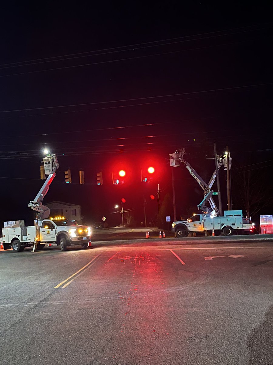 RayIBEW103's tweet photo. Dagle Maine traffic night crew pulling wire at the Togus VA intersection. ⁦@IBEW103⁩ ⁦@IBEW⁩ ⁦@sr_rizkda2⁩ ⁦@AlanCogent333⁩ ⁦@LAntonellis103⁩ ⁦@DavidOlaughlin2⁩ https://t.co/fdcB9z9EDw