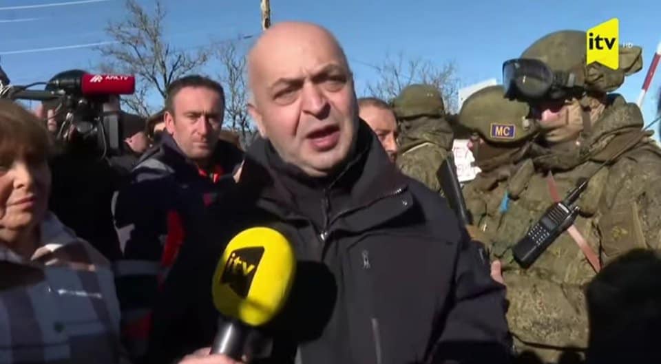 STatikyan's tweet photo. For those who don't recognize the guy with whom the Azerbaijani "environmental activist" has a picture - it's Ramil Safarov, who axed &amp; decapitated an Armenian 26-year old officer during a NATO-PfP English training programme in his sleep in Budapest in 2004. https://t.co/eF5MRdOH0s
