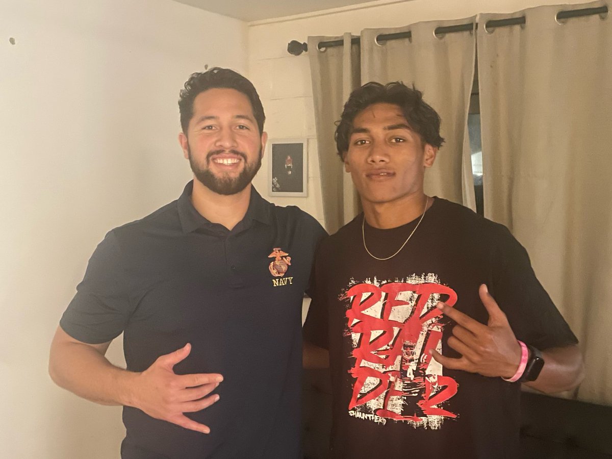 shaunniujr's tweet photo. After a great home visit with @coachvaa I am very blessed to say that I have received an offer from @NavyFB 🤟#IVHNL #GoNavy @Solmatix7 @NihoaPule @EJReid96762 @coachsterls @jray_skee  #DBU #AGTG #Laieparkraiders #KahukuFootball #Rebelsquad #kahukuredraiders #JustaK1DfromLaie https://t.co/oprxBweltg