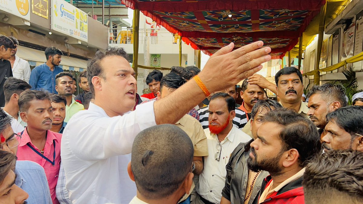 मुख्यमंत्री के ख़ास महापौर एजाज़ ढेबर की मनमानी-VIP रोड तथा मरीन ड्राइव के फुटकर दुकानदारो को सुनियोजित तरीक़े से बलात् हटाया जा रहा है।व्यापारियों ने किया आत्मदाह का प्रयास हालत गंभीर शर्म करो। <a href="/drramansingh/">Dr Raman Singh</a> <a href="/bhupeshbaghel/">Bhupesh Baghel</a> <a href="/ChhattisgarhCMO/">CMO Chhattisgarh</a> <a href="/ajayjamwalbjp/">Ajay Jamwal</a> <a href="/NitinNabin/">Nitin Nabin</a>