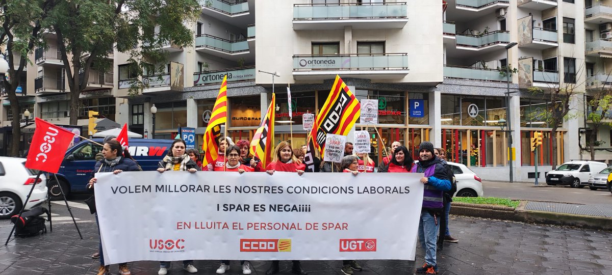 CCOOTarragona's tweet photo. Els companys i companyes de @ccoofragadis ja estan davant de la botiga spar (rambla nova, 112), on exegim que @FragadisSPAR ens pagui les millores laborals que reclamem i millores socials!
@ccoocatalunya @ccoo_serveiscat  #SalariOConflicte https://t.co/dQ5Ym65QWP