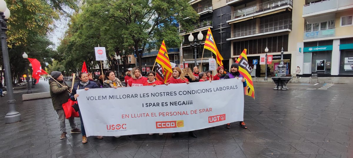 CCOOTarragona's tweet photo. Els companys i companyes de @ccoofragadis ja estan davant de la botiga spar (rambla nova, 112), on exegim que @FragadisSPAR ens pagui les millores laborals que reclamem i millores socials!
@ccoocatalunya @ccoo_serveiscat  #SalariOConflicte https://t.co/dQ5Ym65QWP