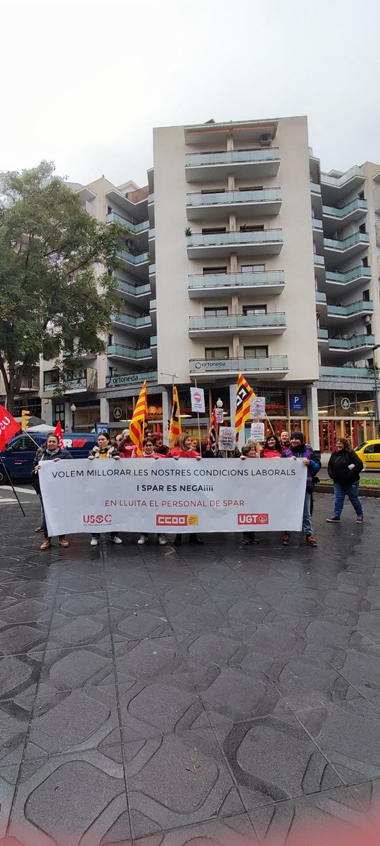 CCOOTarragona's tweet photo. Els companys i companyes de @ccoofragadis ja estan davant de la botiga spar (rambla nova, 112), on exegim que @FragadisSPAR ens pagui les millores laborals que reclamem i millores socials!
@ccoocatalunya @ccoo_serveiscat  #SalariOConflicte https://t.co/dQ5Ym65QWP
