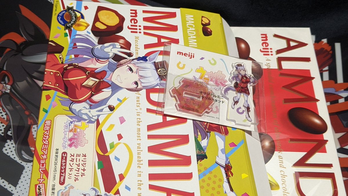 箱の中に箱が入ってんのかよ。つぅかアクスタちっちゃ! 