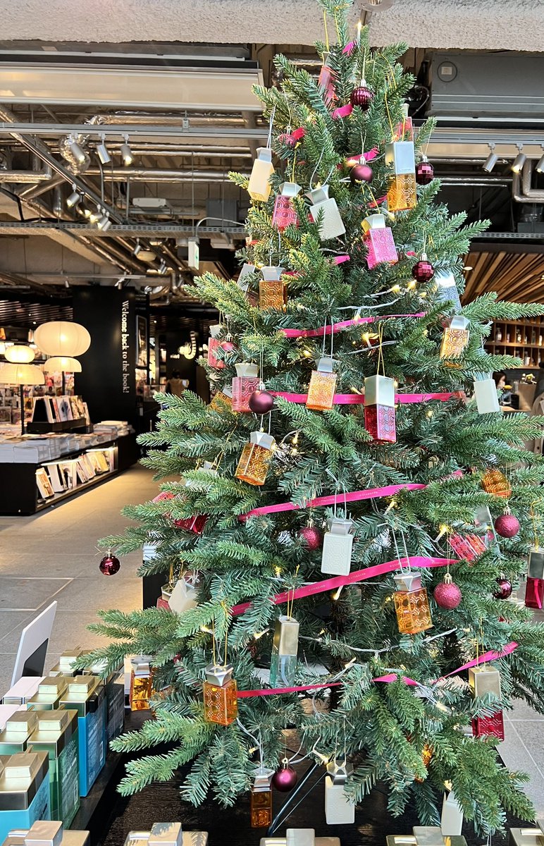 bitsuhan's tweet photo. イイスタンダードがクリスマスツリー仕様に🎄かわいい🤶 #クリスマスツリー #クリスマス仕様 #クリスマス🎄 #chiristmas #サンタ #美容院 #美容室 #bitsuhan #美通販 #蔦屋 #六本木 #サロン #estandard #イイスタンダード #イイスタンダード取扱店 https://t.co/cGIbHJTlfG