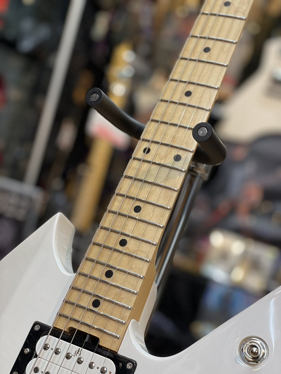 esptechhouse's tweet image. 本日入荷のKiller KG-Exploder II 🤟
個人的にはこちらのPearl Whiteがカッコ良いですね😆
メイプルづくしの攻撃的なサウンド💥
ネックの半ツヤな感じも👍です✨

byいしだ
#killerguitars #Exploder #ESPテクニカルハウス #御茶ノ水