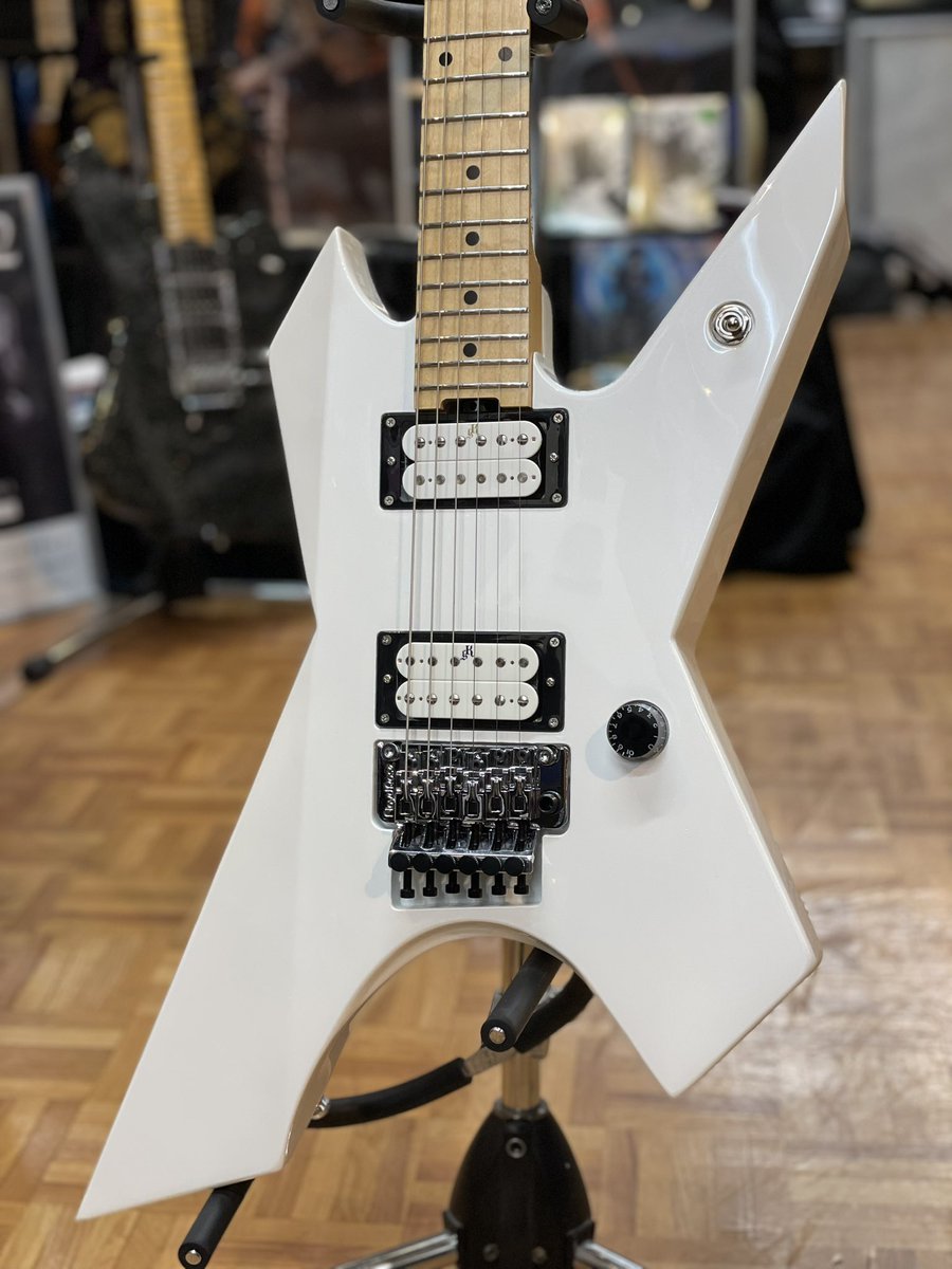 esptechhouse's tweet image. 本日入荷のKiller KG-Exploder II 🤟
個人的にはこちらのPearl Whiteがカッコ良いですね😆
メイプルづくしの攻撃的なサウンド💥
ネックの半ツヤな感じも👍です✨

byいしだ
#killerguitars #Exploder #ESPテクニカルハウス #御茶ノ水