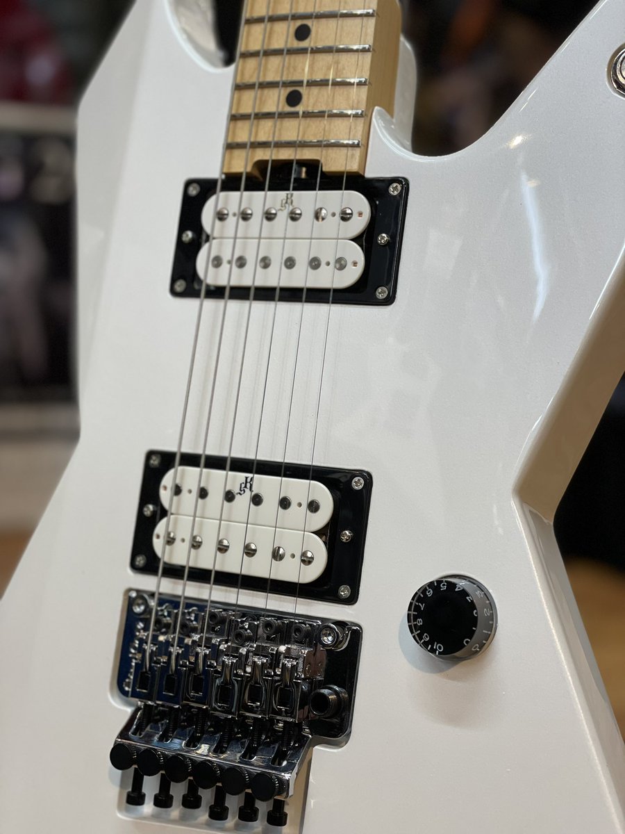 esptechhouse's tweet image. 本日入荷のKiller KG-Exploder II 🤟
個人的にはこちらのPearl Whiteがカッコ良いですね😆
メイプルづくしの攻撃的なサウンド💥
ネックの半ツヤな感じも👍です✨

byいしだ
#killerguitars #Exploder #ESPテクニカルハウス #御茶ノ水