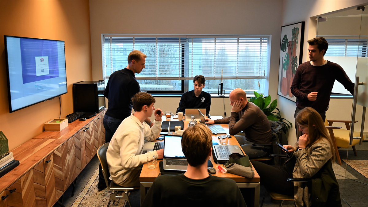 SportsGen_NL's tweet photo. ๐ฃ๐๐๐ฅ๐ฆ๐ ๐ฉ๐ฅ๐๐๐๐๐! ๐
Honderden scholen en duizenden leerlingen keken afgelopen vrijdag naar de Paarse Vrijdag Special over het belang van jezelf zijn, gemaakt in opdracht van de Alliantie @Gelijkspelen.
#AllTogetherChallenge #PaarseVrijdag #OnlineGastle https://t.co/6ogMvvwWh9