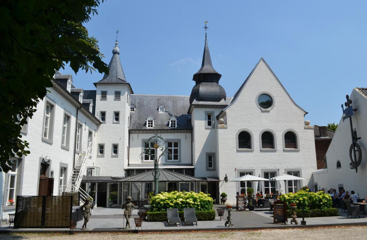dutchbuildings's tweet photo. "Kasteel Doenrade" is a castle in #Doenrade (Limburg). It was first mentioned in the year 1170. https://t.co/7XjPdVXSji