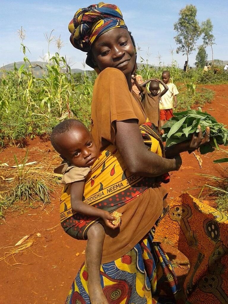 Marodriguez1971's tweet photo. Una consulta. ¿Qué portada os gustaría más para un librito de crónicas humanitarias escritas en distintas catástrofes y crisis?

RT: Burundi (izda).
FAV: Indonesia (dcha).

Muchas gracias! https://t.co/pCdKirJBUc