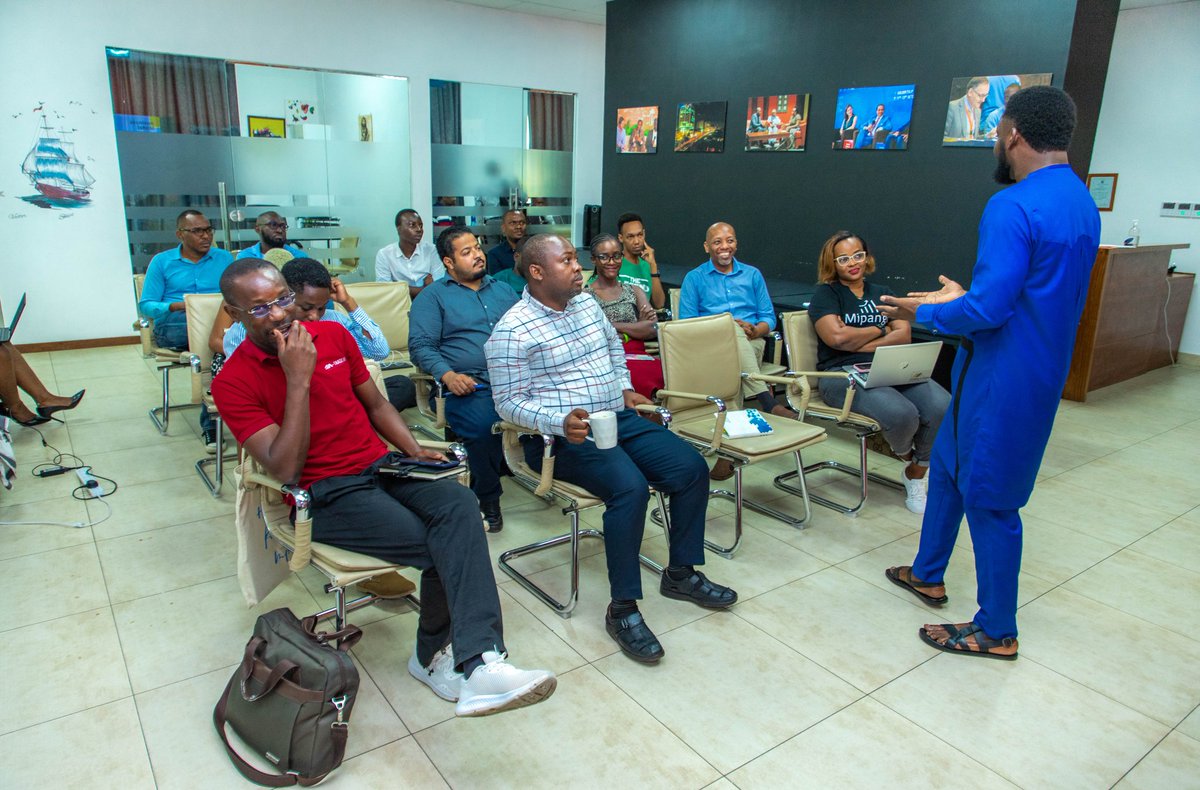 PesaTechAfrica's tweet photo. How did your startup get to your current business model?

In today's session, @omoklin from @ennovateventure took the startups through essential things using the case studies of the different business models while reviewing their business model
#PesaTechAccelerator 
@UNCDFdigital https://t.co/HczESFwRw5