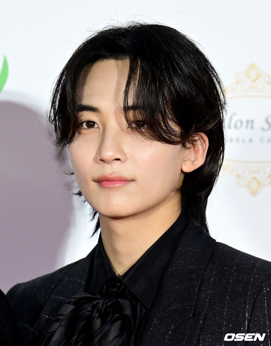 hanniethinker04's tweet photo. OHMYGOD JEONGHAN LOOKS SOOO GOOD https://t.co/ga92cLYhwQ