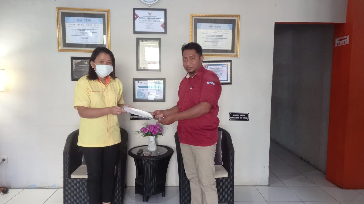 bkipmsorong's tweet photo. 13/12/2022
Penyerahan sertifikat CPIB terhadap Supplier Ikan Pelagis di Kantor Pelayanan SKIPM Sorong
#KKPGOID #KKPAccelerate #MenteriKelautandanPerikanan #SaktiWahyuTrenggono #CPIB https://t.co/hFdYh0dnu1