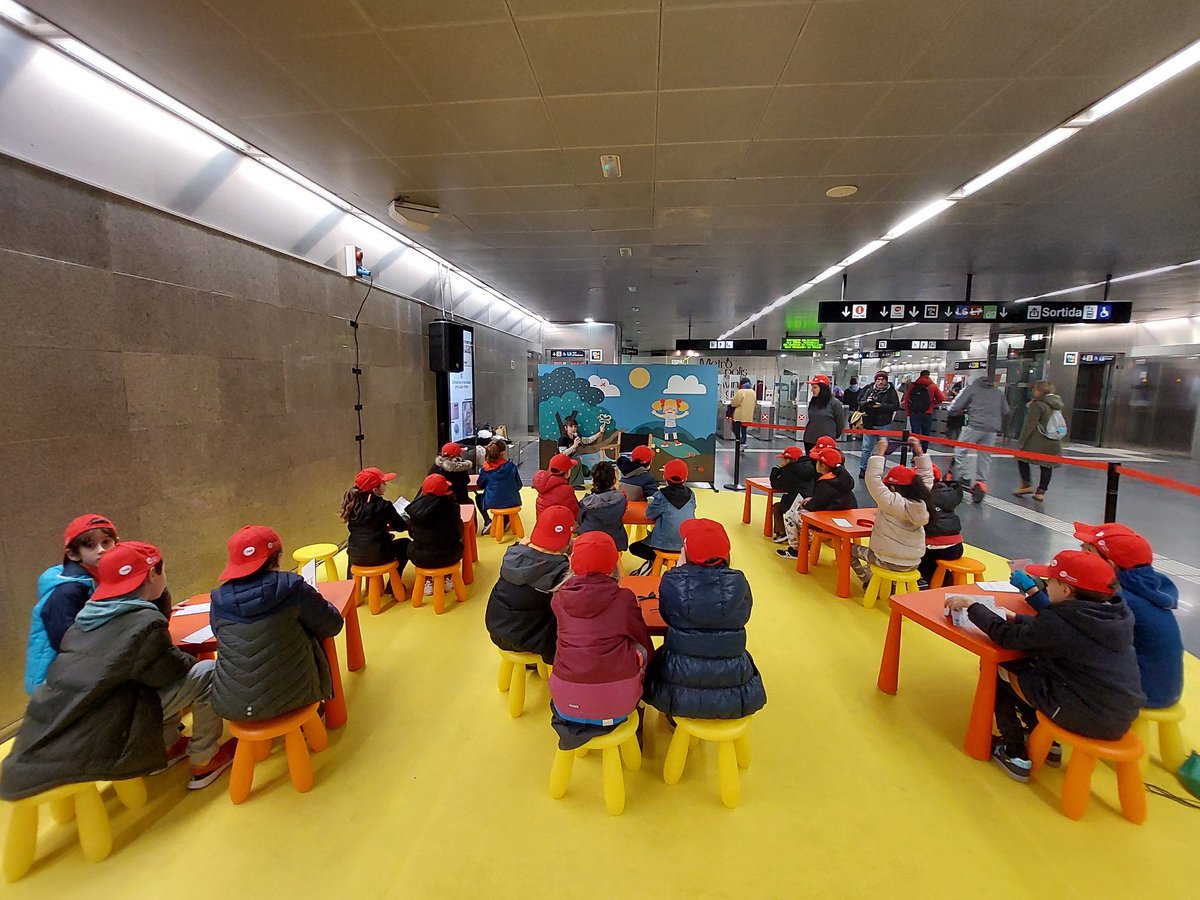 TMB_Barcelona's tweet photo. 🧬A través de diferents activitats volem ajudar a impulsar la recerca en teràpia gènica per prevenir o curar algunes malalties, com la síndrome #CTNNB1 #GenTMB @ctnnb1_espana.
Avui els infants de @ViolantReina aprenen què és aquesta malaltia jugant. https://t.co/d7C1eF8J5I