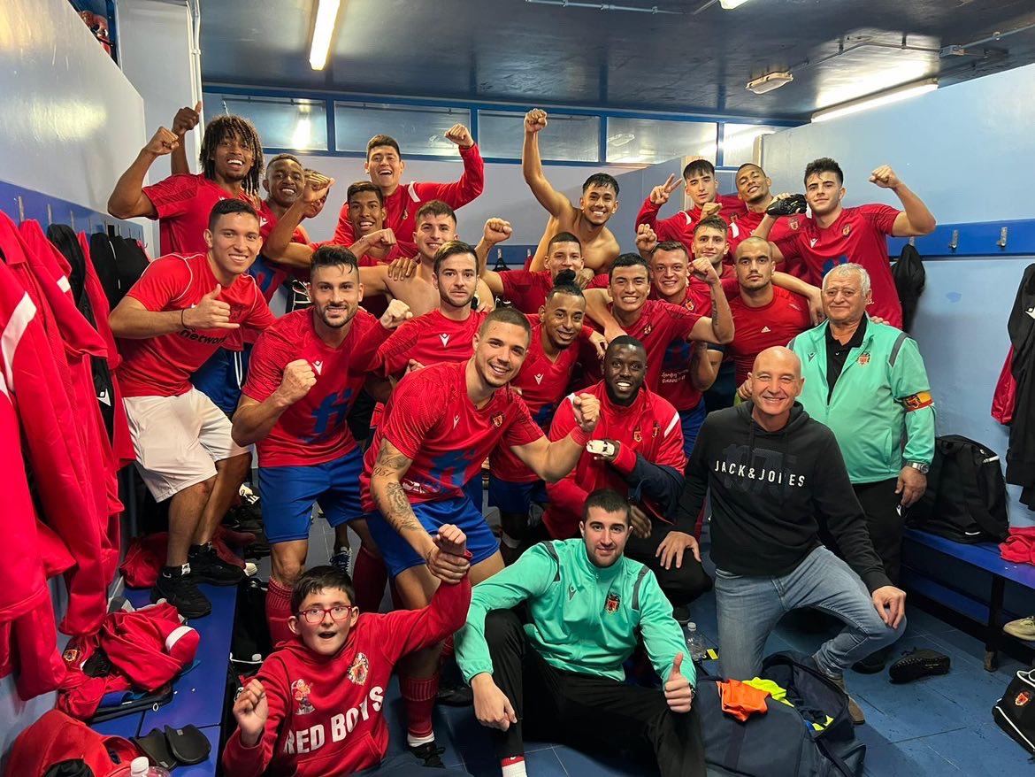 ¡+3 DE ESTA GRAN FAMILIA! ✅🍍

Comenzamos la segunda vuelta con victoria ante el tercer clasificado, tras realizar una excelente primera parte y saber sentenciar en la segunda.

⚽️ <a href="/chikyardil/">Chiky Ardil | Hybrid Athlete</a> x2, <a href="/davidardil5/">{David. A}</a> x2, <a href="/chicorubio10/">Chico Rubio</a>.

#MazarrónFC 5-2 <a href="/aguilas_fc/">Águilas F.C.</a> B

#WeAreMazarrón🔴🔵