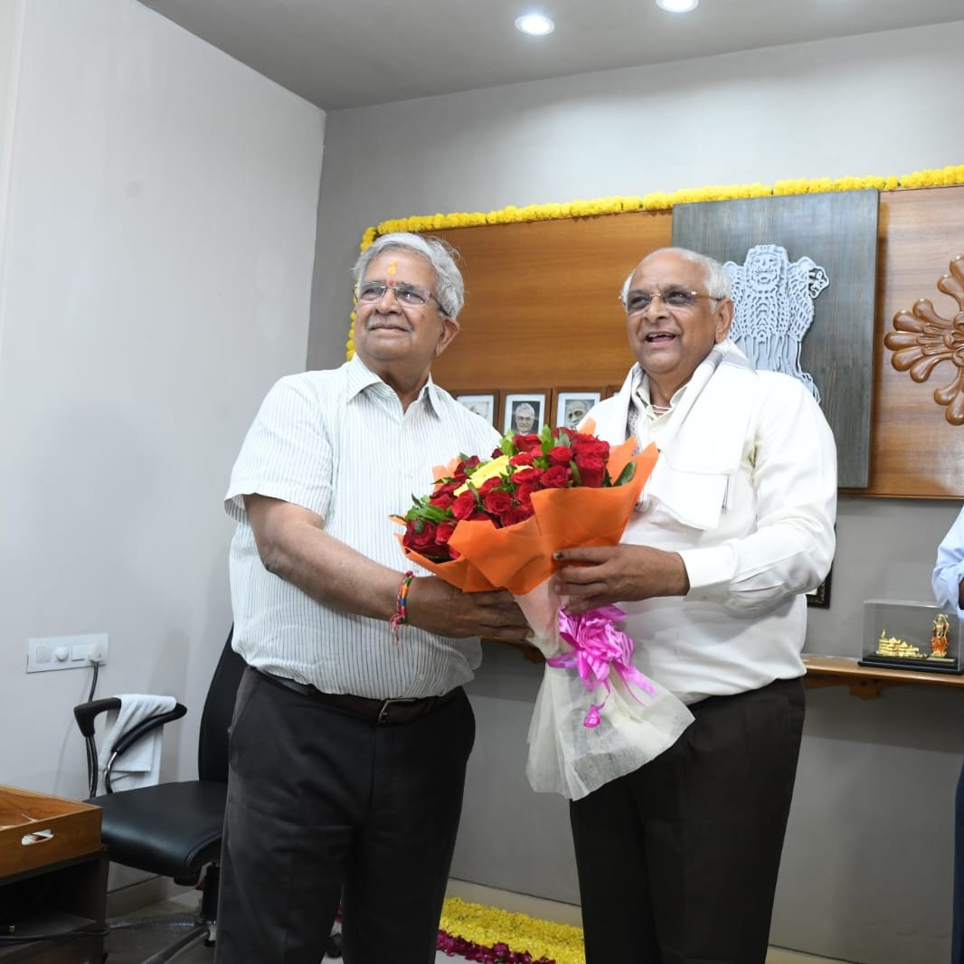 આજે ગાંધીનગર સ્વર્ણિમ સંકુલ ખાતે નાણામંત્રી તરીકે પદભાર સંભાળ્યા બાદ આદરણીય મુખ્યમંત્રી શ્રી <a href="/Bhupendrapbjp/">Bhupendra Patel</a> સાહેબે કાર્યાલયે પધારીને શુભેચ્છા મુલાકાત કરી તથા અન્ય શુભેચ્છકો અને સમર્થકોને પણ મળ્યા અને શુભકામનાઓ પાઠવી.