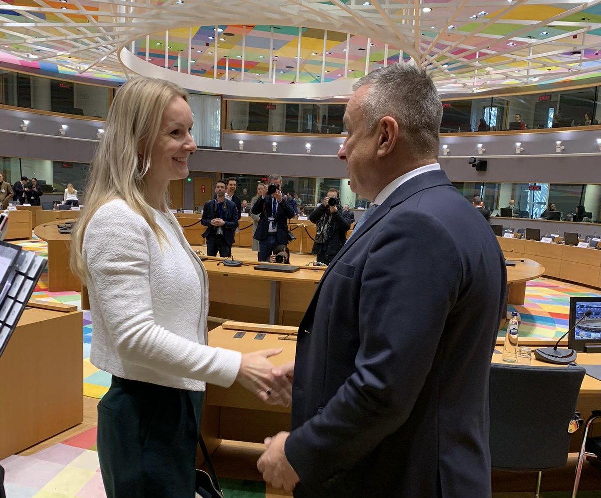 Ylimääräinen energianeuvosto alkamassa, kunnia edustaa Suomea tällä kertaa. Suomen kantana on ollut ja on suhtautua avoimesti eri ratkaisumalleihin hintojen saamiseksi kuriin. Tuemme puheenjohtajaa yhteisen mallin löytämisessä.