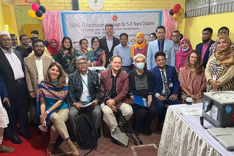 ElisaCortesGil's tweet photo. Delighted to host a German Delegation visit headed by @JRJanowski85 to the CoVID-19 vaccination campaign in Bangladesh! With thanks to the German support, #UNICEF and GoB reached all vulnerable high-risk groups and people living in remote areas. Thanks @GermanDiplo! https://t.co/1wnqJZr5LC