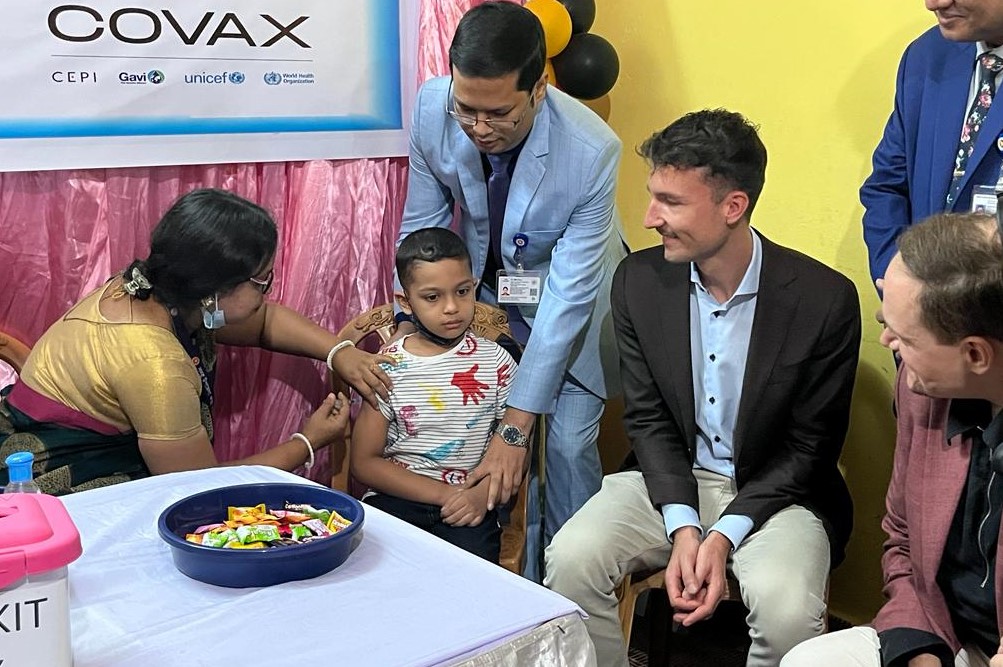 ElisaCortesGil's tweet photo. Delighted to host a German Delegation visit headed by @JRJanowski85 to the CoVID-19 vaccination campaign in Bangladesh! With thanks to the German support, #UNICEF and GoB reached all vulnerable high-risk groups and people living in remote areas. Thanks @GermanDiplo! https://t.co/1wnqJZr5LC