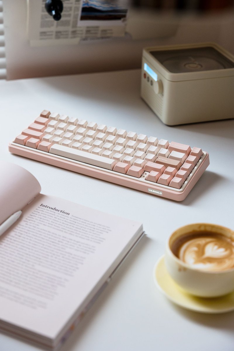 Varmilo_Zhh's tweet photo. Christmas is coming, have you started to decorate your room? and your desk? It is time to make your desk looks more pleasure and ready for the Christmas! Show your #ChristmasDesk set up and win free keyboards!

#Varmilo #keyboard #Christmas #Christmasgifts #Giveaway https://t.co/k5YlBXdpW0
