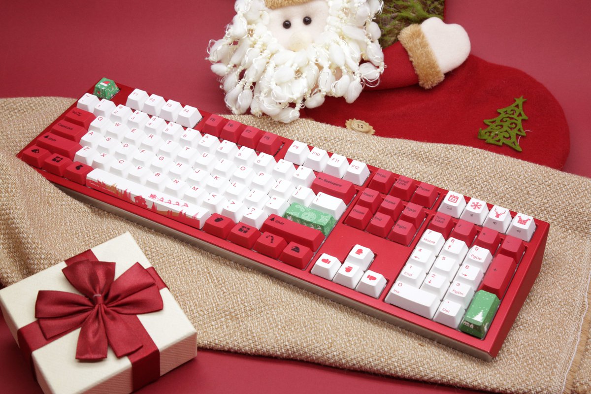 Varmilo_Zhh's tweet photo. Christmas is coming, have you started to decorate your room? and your desk? It is time to make your desk looks more pleasure and ready for the Christmas! Show your #ChristmasDesk set up and win free keyboards!

#Varmilo #keyboard #Christmas #Christmasgifts #Giveaway https://t.co/k5YlBXdpW0