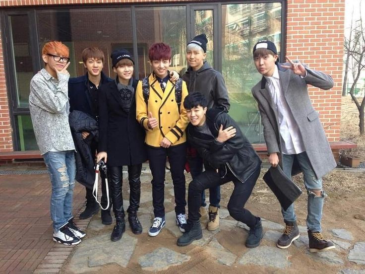 UniversBTS_'s tweet photo. 📸 Um dia eles estavam todos acompanhando o Jungkook para a escola e agora eles estão acompanhando o Jin para se alistar.. 

#UntilWeMeetAgainJin
#SafeFlightOurAstronaut https://t.co/iyCewry3pS