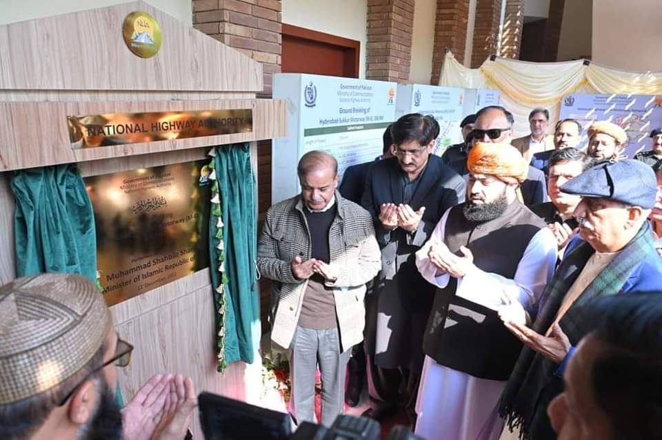 سکھر: وزیر اعظم شہباز شریف وفاقی وزیر مواصلات مولانا اسعد محمود نے  306 کلومیٹر سکھر-حیدرآباد موٹروے M-6 کا سنگ بنیاد رکھ دیا۔

سکھر-حیدر آباد موٹروے پشاور تا کراچی موٹروے PKM کا آخری حصہ ہے جس کے بعد پاکستان کے تمام بڑے اور اہم شہر موٹرویز سے منسلک ہوجائیں گے۔