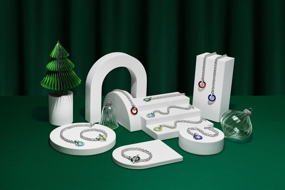 deakin_francis's tweet image. #DeakinandFrancis’s “Vitreous” collection offers gorgeous creations are created by our skilled artisans and perfectly reflect the timelessness, advanced craftsmanship and infinite beauty to cheer up your festive holiday.
 #DFHoliday #finejewellery #cufflinks #VitreousCollection