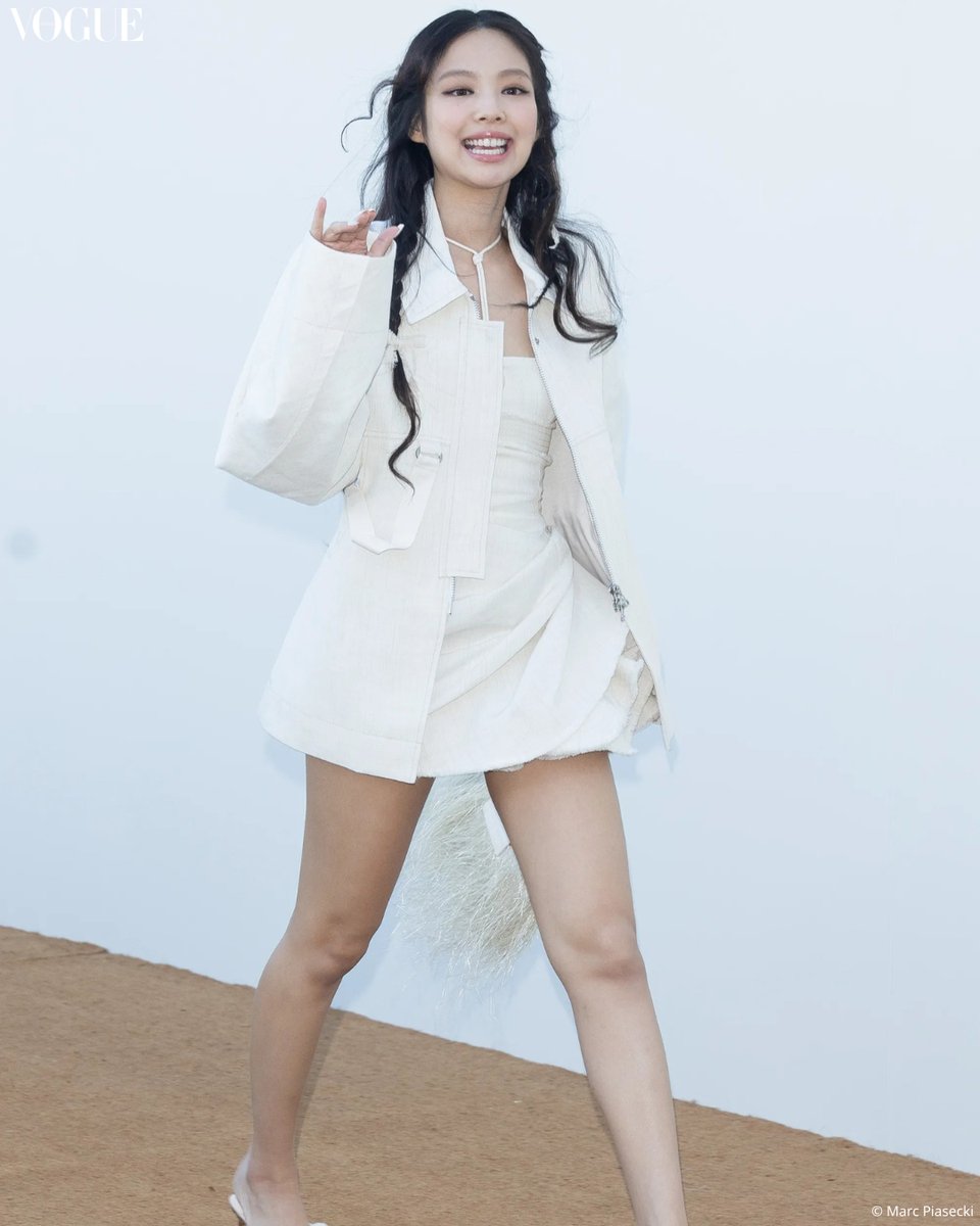 Jennie des <a href="/BLACKPINK/">BLACKPINKOFFICIAL</a> était présente au défilé #Jacquemus ! Que pensez-vous de son look ? #Blackpink #Jennie #JENNIExLERAPHIA 
trib.al/XJQ3S4l
© Marc Piasecki