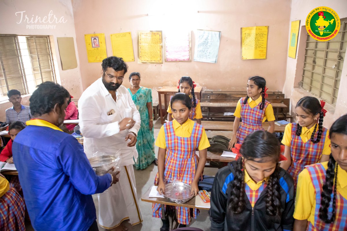 kunwar_rmd's tweet photo. Visited Government school at maddur , meeting with management and teaching staff .
Donated 2500 Steal plats to children for thee daily use at School . #rashtriyaprajaprabhuthvasena #rakeshmdesharla #rakeshji #manavasarathitrust  #RPS https://t.co/gEuCfdfjQd
