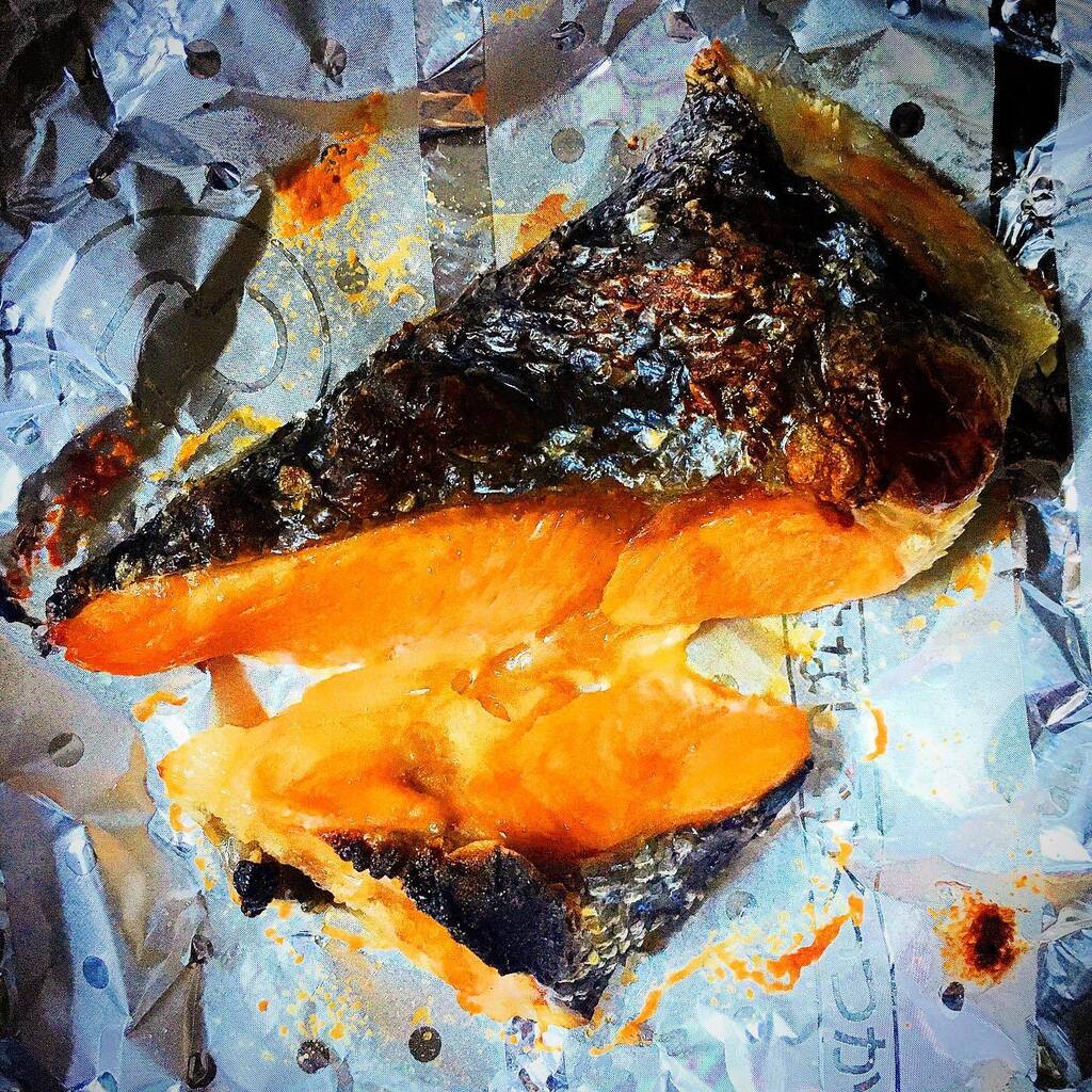 kikutaroid's tweet photo. 焼魚
#鮭 #アラ #salmon #bonypartsof #lightlyseasoned
#減塩醤油 #lowsaltsoysauce #fewdrops #sprinkle
#お弁当 #bento
#ovengrilled https://t.co/jSG5gslbZP https://t.co/nLgst1aRRt