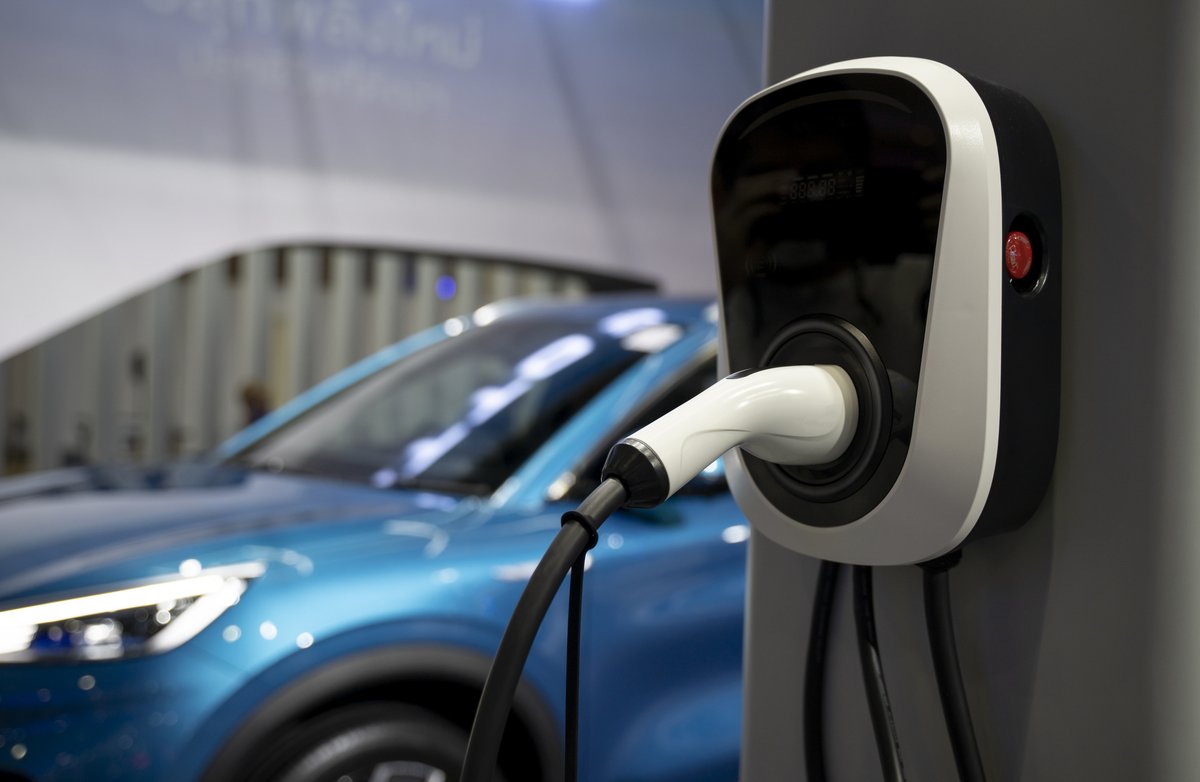 LaTacfi's tweet photo. Voiture électrique 🚗⚡️: tout roule pour la 🌍?
Dans un contexte où les voitures #thermiques vont  disparaître du marché et où les ventes d'#électriques augmentent, quel est le réel impact écologique de ces 🚘 présentées comme la solution miracle ?
https://t.co/Aafv1nZNbD https://t.co/J5NE2nYG47
