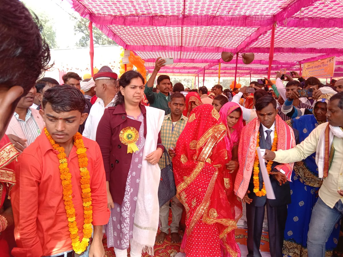 DM MIRZAPUR - मेरी माटी-मेरा देश (@dm_mirzapur) on Twitter photo "मुख्यमंत्री सामूहिक विवाह" योजनान्तर्गत आयोजित विवाह कार्यक्रम में नगर विधायक श्री रत्नाकर मिश्र सहित जिलाधिकारी दिव्या मित्तल ने नवदम्पत्तियों को दिया आशीर्वाद।
<a href="/CMOfficeUP/">CM Office, GoUP</a> <a href="/ChiefSecyUP/">S.P. Goyal, Chief Secretary, GoUP</a> <a href="/divyamittal_IAS/">Divya Mittal</a> <a href="/InfoDeptUP/">Information and Public Relations Department, UP</a> "मुख्यमंत्री सामूहिक विवाह" योजनान्तर्गत आयोजित विवाह कार्यक्रम में नगर विधायक श्री रत्नाकर मिश्र सहित जिलाधिकारी दिव्या मित्तल ने नवदम्पत्तियों को दिया आशीर्वाद।
<a href="/CMOfficeUP/">CM Office, GoUP</a> <a href="/ChiefSecyUP/">S.P. Goyal, Chief Secretary, GoUP</a> <a href="/divyamittal_IAS/">Divya Mittal</a> <a href="/InfoDeptUP/">Information and Public Relations Department, UP</a>