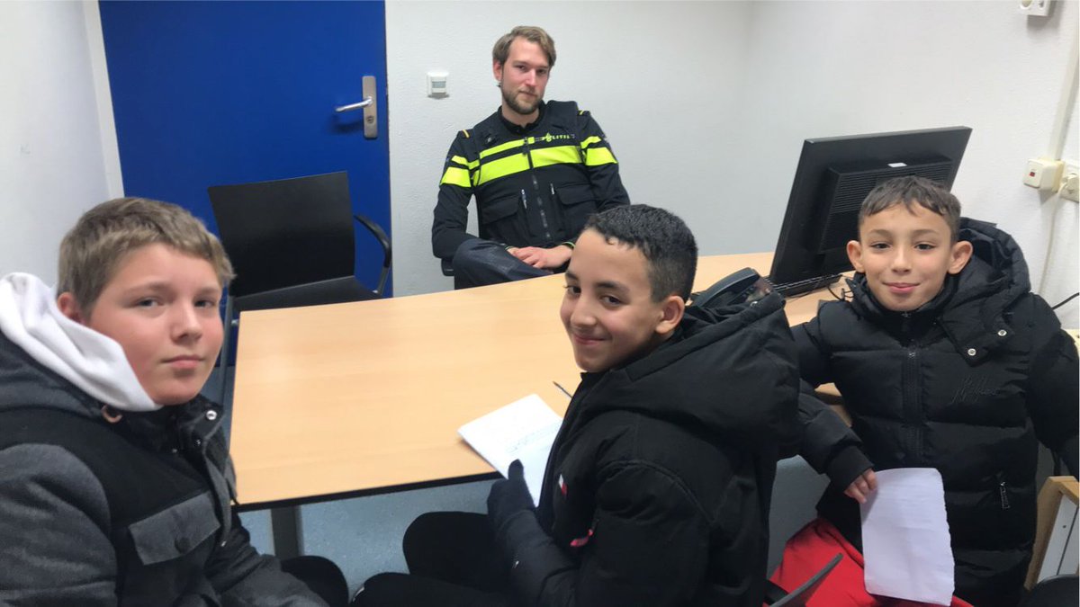 Leerlingen van de Anne Frank school in <a href="/StadsdeelEscamp/">Escamp</a> interviewden voor hun Move-project verschillende doelgroepen in de wijk om een divers scala aan perspectieven over het leven daar te krijgen. Een groepje ging langs bij de wijkagent <a href="/WA_Bouwlust/">Wijkagenten Bouwlust</a>.  Een inspirerende ervaring!
