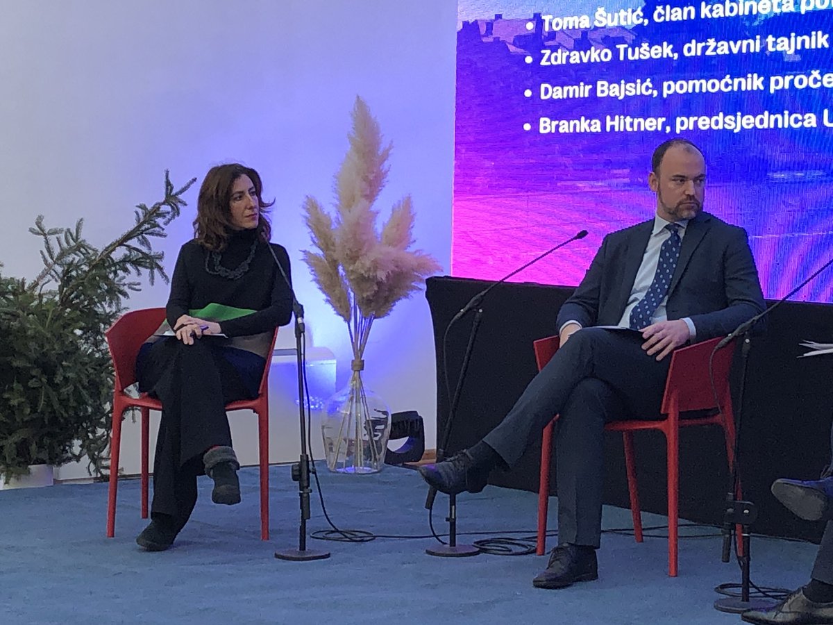 EK_Hrvatska's tweet photo. #NPPO Panel: Prilike za Osječko-baranjsku županiju
🔸@SuticToma, kabinet PP Šuica
🔸Zdravko Tušek, državni tajnik #MinistarstvoPoljoprivrede 
🔸Damir Bajsić @Grad_Osijek 
🔸 Branka Hitner Carta d.o.o.

🔹Moderator: Judita Cuculić Župa, viša savjetnica za gospodarstvo #EKHrvatska https://t.co/hf10PwZgR8