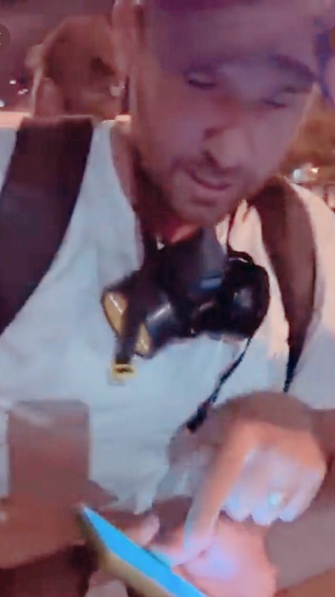 Creio que em breve será identificado um dos indivíduos que estava ateando fogo em carros Brasília. Veio preparado para a prática do crime.