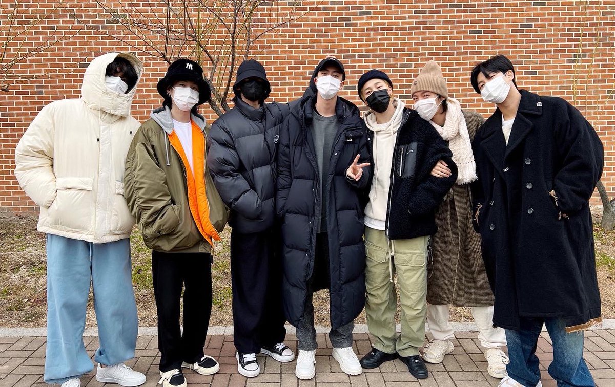 italianarmyfam_'s tweet photo. Jin è silenziosamente entrato nel centro di addestramento in macchina. Dopo la macchina di Jin, hanno seguito quelle dei membri.

BigHit Music ha dichiarato: "Tutti i membri dei BTS hanno accompagnato Jin al campo di addestramento per salutarlo calorosamente" 🥹 https://t.co/uPlrN3WRl5