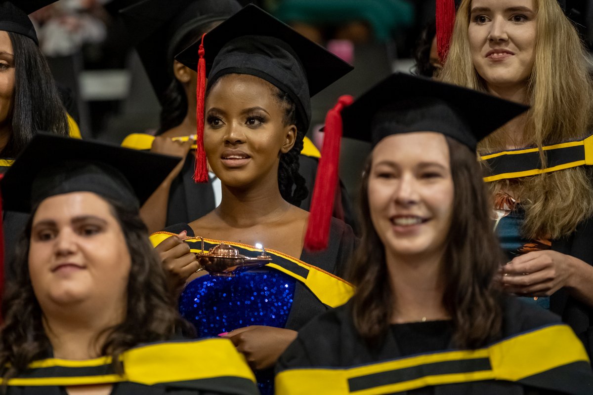 UFSweb's tweet photo. Our School of Nursing graduates taking a vow to promise to remain true to the vocation. 🪔🎓

#UFSGraduation2022 https://t.co/9KxfAXEhal