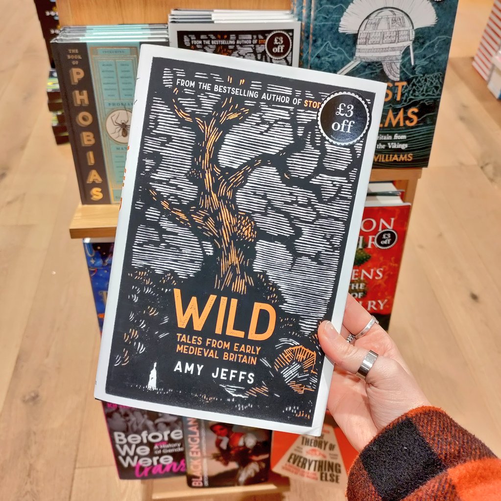 ✨Day Thirteen ✨ I can't get over how beautiful this book is 😍 'Wild' contains beautiful folktales from the British countryside by @amy_historia featuring her stunning prints too 🍁 @QuercusBooks @QuercusWstones #LoveWaterstones #WaterstonesAdvent